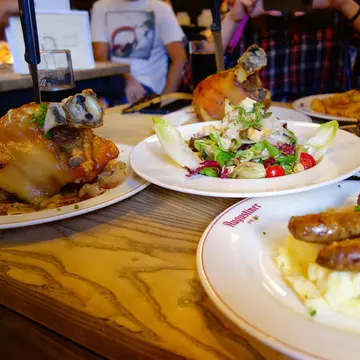 Situație revoltătoare într-un restaurant din Bacău. Cum au apărut 600 de lei în plus pe nota de plată a unor români. Motivația este halucinantă