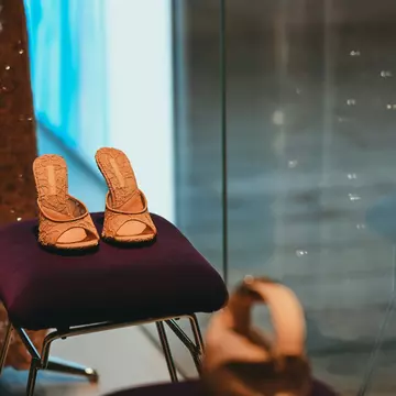 Quiet luxury în varianta de vară: papucii eleganți care completează garderoba