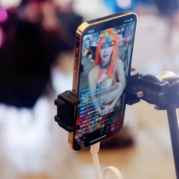 O influenceriță celebră s-a sinucis în timpul unui live pe TikTok