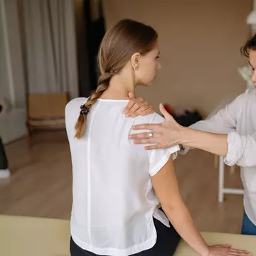 De ce doare umărul diferit la fiecare vârstă — și când durerea cere un specialist