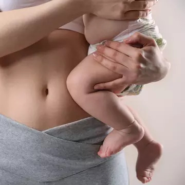 Maternitatea îți schimbă viața, dar nu trebuie să îți șteargă identitatea. Pașii către regăsirea feminității