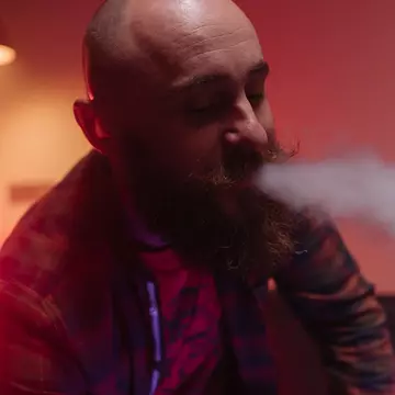 Tutunul încălzit și țigările – diferențe de risc și de abordare în reglementare