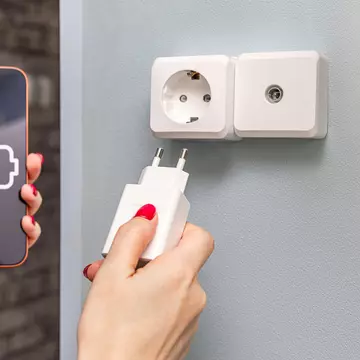 Ce înseamnă cifrele de pe încărcătorul telefonului (W, A, V) și cum alegi corect