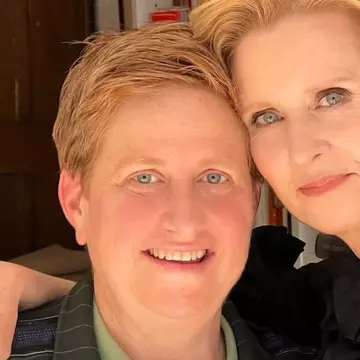Cynthia Nixon și Christine Marinoni, 22 de ani de iubire. Miranda din „Totul despre sex” trăiește o poveste de dragoste cu o cunoscută activistă