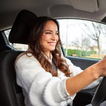 De ce nu e bine să ții piciorul pe ambreiaj în trafic. Greșeala care îți strică mașina