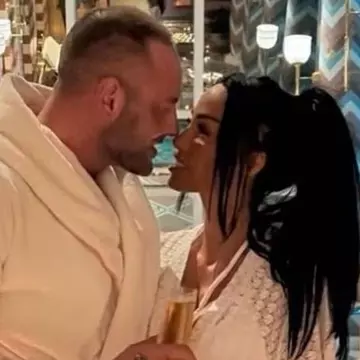 Katie Price l-a părăsit pe soțul ei, escrocul Lee Andrews, după ce a aflat că are doar 13 lei în cont
