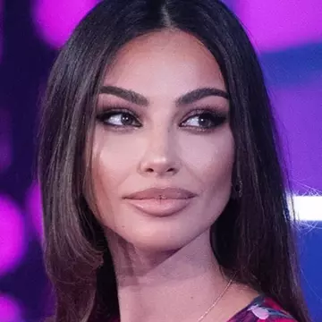 Mădălina Ghenea, în ipostaze tandre online cu un bărbat misterios. A dat de înțeles că are o nouă relație