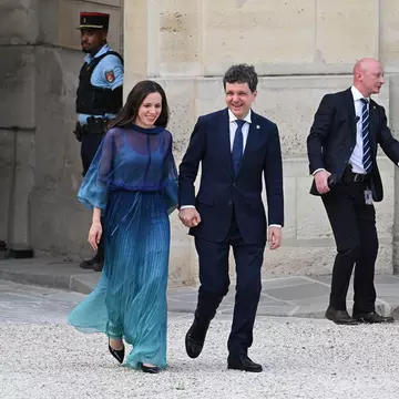 Nicușor Dan și Mirabela Grădinaru, alături de fetița lor, la începutul noului an școlar. Aheea a intrat în clasa a patra