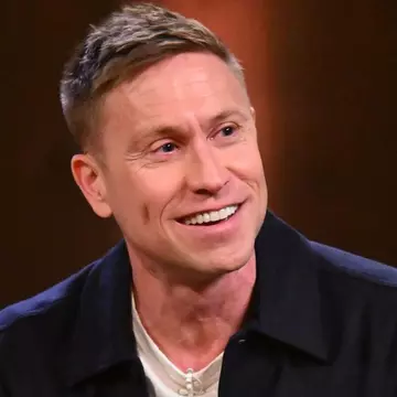 Fiul lui Russell Howard a murit la scurt timp după naștere: „Viața noastră s-a schimbat pentru totdeauna”