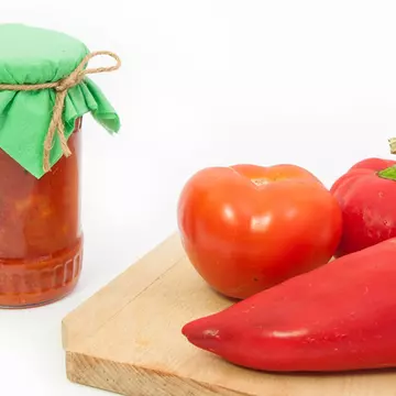 De ce să întorci borcanele după ce pui zacusca. Trucul care îți salvează conservele