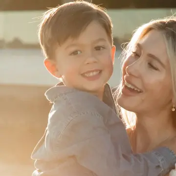 Fiul influenceriței Jennifer Burnham a murit la 4 ani: „Raiul l-a primit pe îngerul nostru”