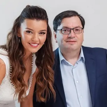 Botez de poveste în familia lui Nicolae Bănicioiu. Fostul ministru și-a creștinat tripleții într-un local de lux din Capitală. "O iubire infinită, trei lumânări, patru băieți!"