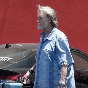 De nerecunoscut la 80 de ani! Celebrul actor din "Mad Max 2" și "Commando", apariție rară pe străzile din Los Angeles. Poți ghici cine este?