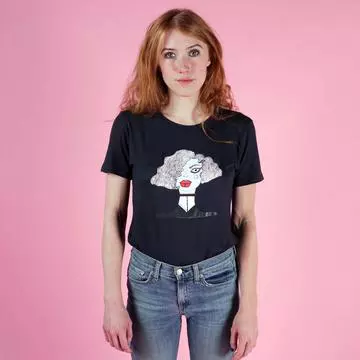 Colecția de tricouri al cărui design îi aparține Bellei a fost un succes.