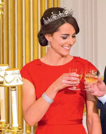 Ducesa de Cambridge purtând „Lotus Flower“