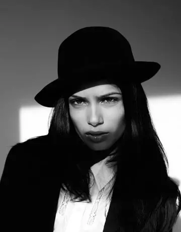 Freida Pinto a primit un pumn in fata