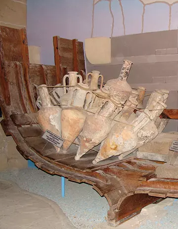 O parte din incarcatura aflata pe corabia recuperata de pe fundul marii, care se afla astazi in castelul Kyrenia