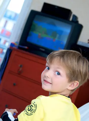 Privitul excesiv la televizor provoaca autism?