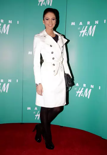 Geanina Ilies - trench Burberry, rochie Miu Miu, pantofi negri lac Christian Louboutin, geanta Chanel