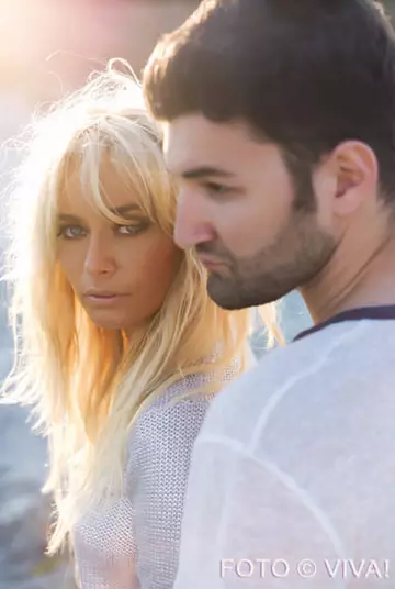 Smiley si Laura Cosoi