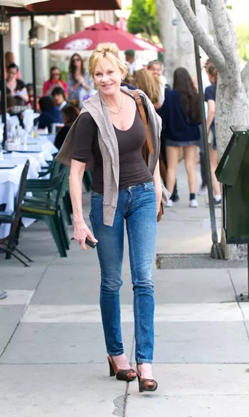Melanie Griffith si un zambet generos dupa shoppingul facut impreuna cu o prietena in Los Angeles.