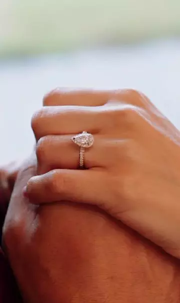 razvan-simion-a-ceru-o-in-casatorie-pe-iubita-lui-daliana-raducan.-cum-arata-inelul-de-logodna