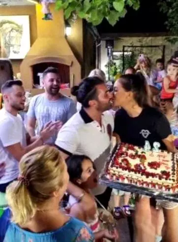 Pepe, aniversare fără inhibiții! Și-a sărutat iubita în fața fiicelor (2)