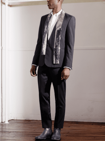 Frac cu revere din oglinda: 599 RON; Imbinare de doua camasi: 299 RON ; Pantaloni de costum: 299 RON
