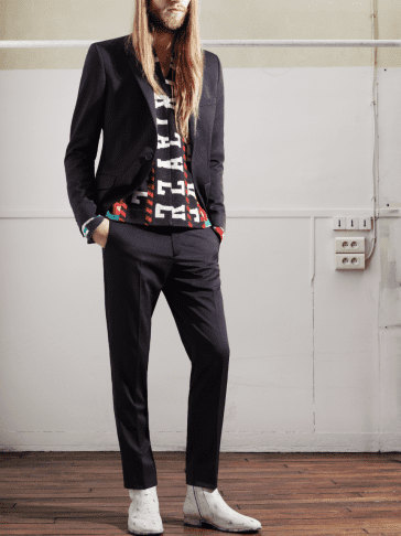 Jacheta de costum: 499 RON ; Pantaloni de costum: 299 RON ; Pulover din imbinari de fulare de suporteri:299 RON