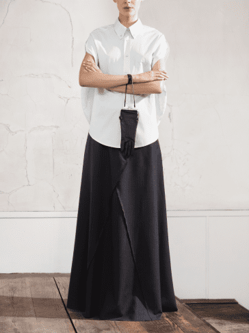 Camasa rotunda: 279 RON; Fusta-pantalon: 299 RON; Geanta in forma de manusa: 159 RON