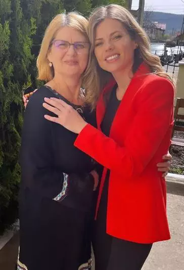 Roxana Hulpe si mama