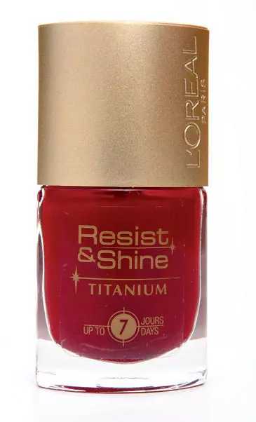 Unghiile rosii si mate au un aspect pretios si irezistibil de petale de trandafiri. Oriunde iti vei afisa manichiura mata, vei avea parte de atentie si admiratie. Lac de unghii Resist&Shine, nuanta 500 Matte Scarlet Red, din colectia in serie limitata pentru toamna-iarna 2010/2011 Opéra Rock, de la L’Oréal Paris