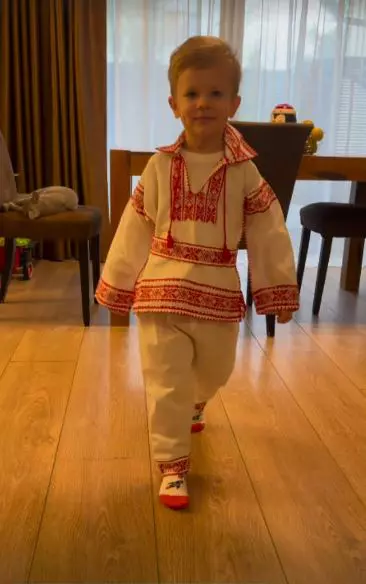Tiago, in costum national de 1 Decembrie