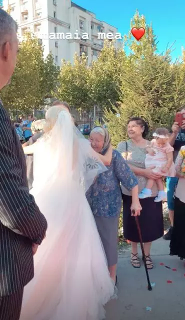 Andreea Bălan și-a luat tatăl în brațe