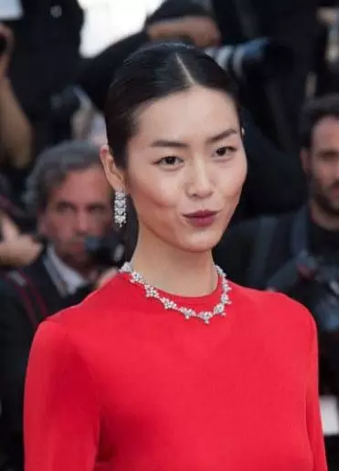 Liu Wen: colier din aur alb si diamante (39.97 carate) si cercei din aur alb, toate Chopard, colectia High Jewellery.