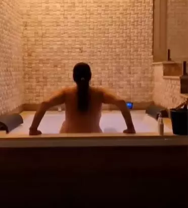 Oana Roman goală în jacuzzi (2)