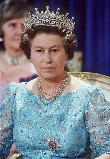 Regina Elisabeta a II-a purtând „Girls of Great Britain and Ireland“