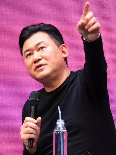 Rakuten president Hiroshi Mikitani announces the new price plan for Rakuten Mobile smart phone