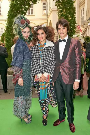 Margherita Missoni (centru), alături de soțul ei, Eugenio Amos, și de sora mai mică, Teresa, la Life Ball în 2014 la Viena
