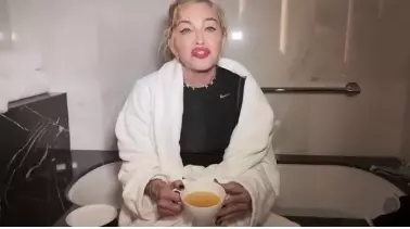 Madonna bea urină pentru îmtinerirea tenului