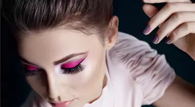 Cum să realizezi un machiaj extravagant în nuanţe de fucsia