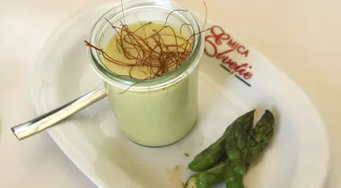 Video: Celebrul Chef Jakob Hausmann te învaţă să găteşti spumă de sparanghel