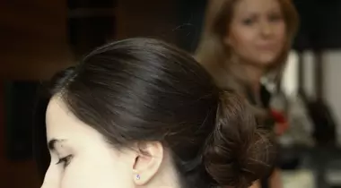 TUTORIAL VIDEO: Învaţă cum să-ţi faci singură o coafură cu doar 5 agrafe!
