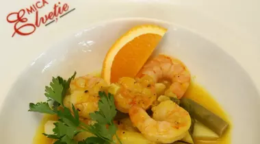 VIDEO DELICIOS: Învaţă de la Chef Hausmann să găteşti creveţi cu sos de portocale!