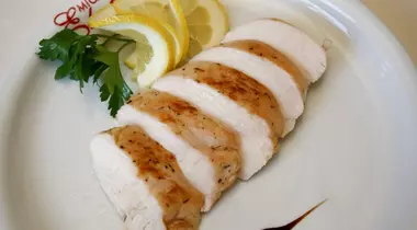 VIDEO Găteşte ca un Chef: învaţă să faci piept de pui după tehnica moleculară