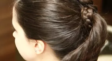 Tutorial Video: Cum să-ţi faci singură o împletitură deosebită!
