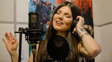 VIDEO EXCLUSIV: Paula Seling cântă  „Chiar pot zbura” live, pentru Unica Online!