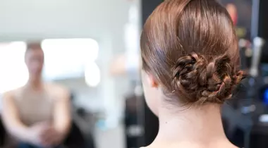 VIDEO Beauty: Învaţă cum să îţi faci singură un coc cu împletituri ruseşti!