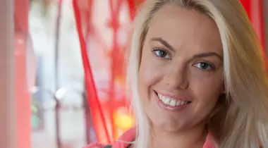 VIDEO Beauty: Învaţă cum să îţi faci un machiaj nude, în tendinţe!