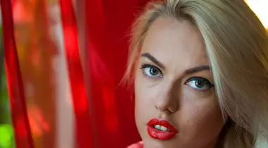 VIDEO Beauty: Învaţă cum să îţi faci singură un machiaj retro superb!